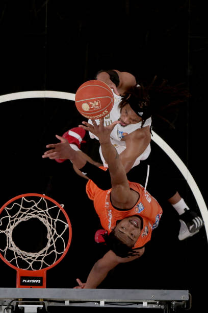 通过肢体语 通过肢体语