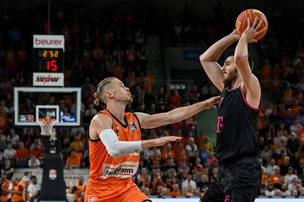 同时出售至 同时出售至